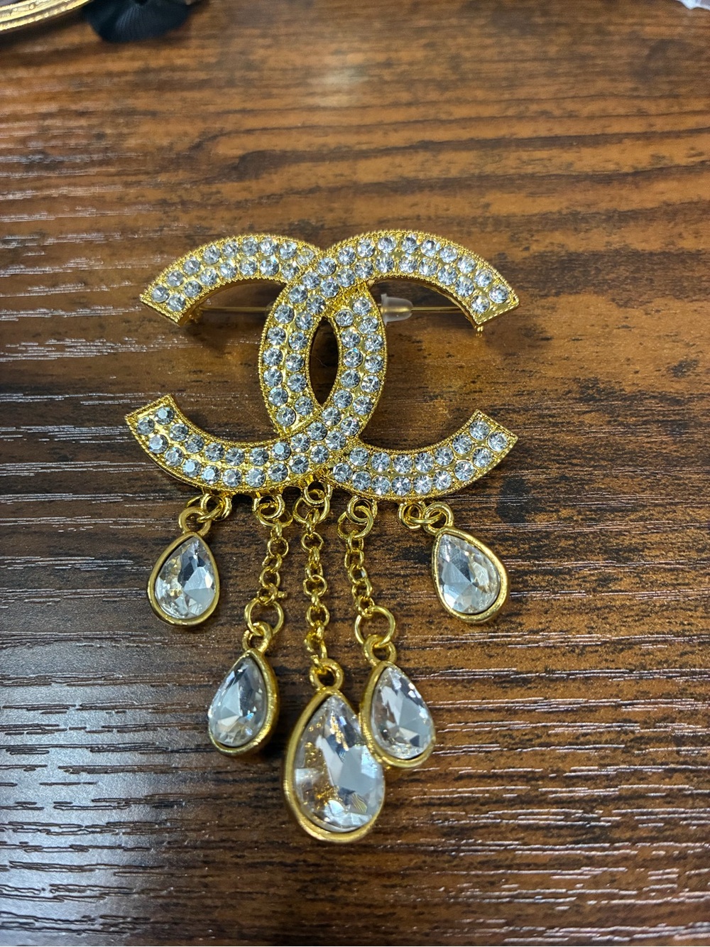 Classic Gold-Tone Crystal Brooch with Teardrop Pendants